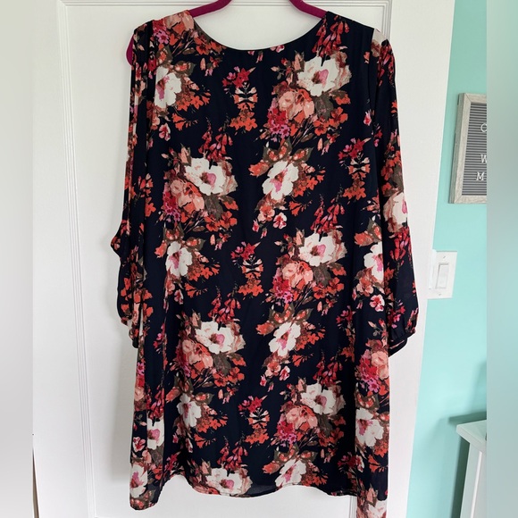 Lulus navy floral mini dress with cut out sleeves. Never worn - Picture 3 of 8